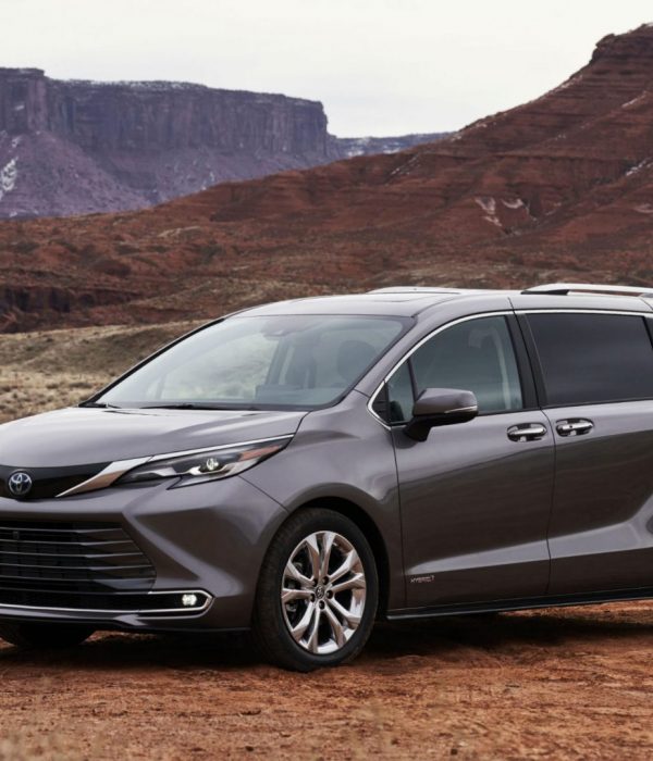 2021_Toyota_Sienna_Platinum_01-scaled